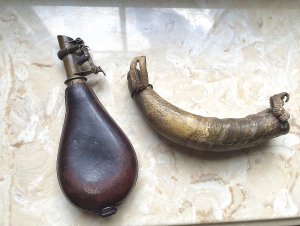 Secondary image for the SET Antique black powder flask AND powder horn Civil War Auction Item