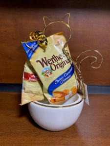 Primary image for the 87 - Decorative Cat Candy Dish and Werthers Candy Auction Item