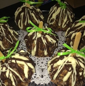 Primary image for the Box of 4 Homemade Deluxe Caramel Apples by Donna Moran Auction Item