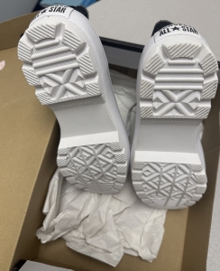 Secondary image for the Converse Lugged High Tenis Auction Item