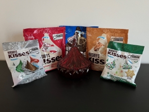 Primary image for the 62 - Hershey Kiss Candy Dish and 5 Bags of Kisses Auction Item