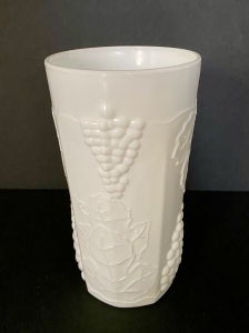 Secondary image for the Vintage Milk Glass Pitcher And 6 Glasses Auction Item