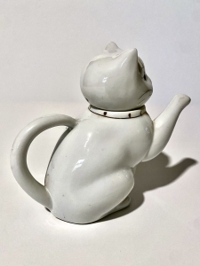Secondary image for the Vintage Maneki Neko Porcelain Cat Creamer/Teapot Auction Item