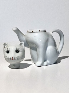 Secondary image for the Vintage Maneki Neko Porcelain Cat Creamer/Teapot Auction Item