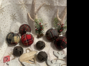 Secondary image for the Country Ornaments and decorations Auction Item